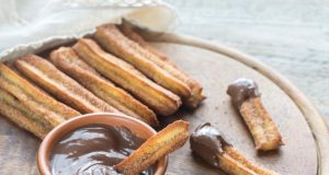 Churros con salsa di cioccolato.