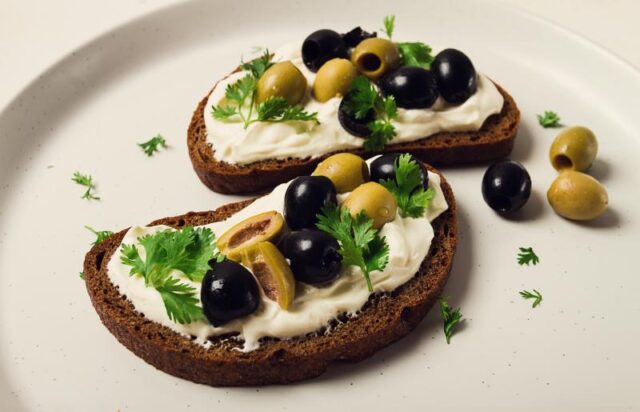 crostini di patè alle olive nere