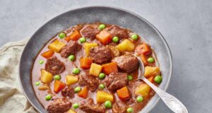 Agnello con patate e piselli