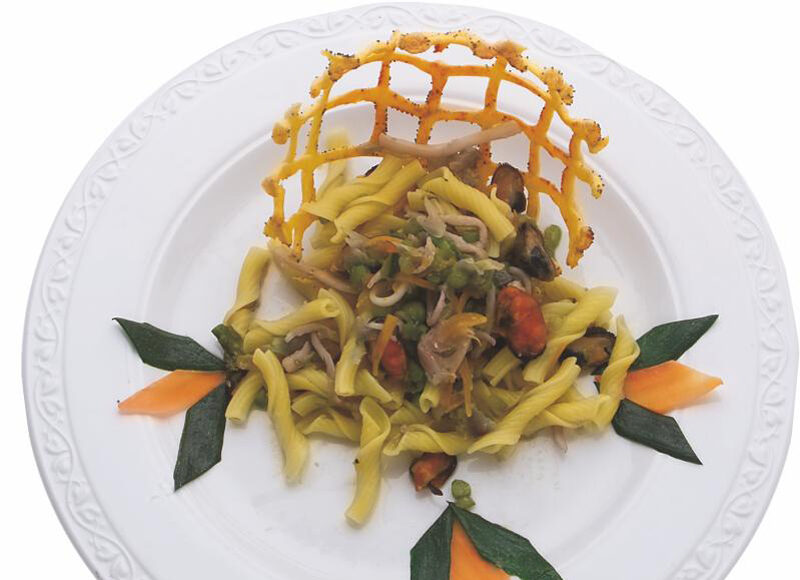 Campanelle di primavera nel cesto di spezie