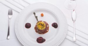Filetto di maiale con scalogni al lambrusco e timballo di riccioli di sfoglia