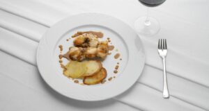 Bistecche di coniglio all’aceto balsamico di Modena con ravioli di patate e polenta