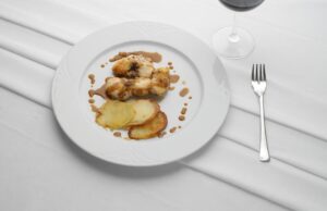 Bistecche di coniglio all’aceto balsamico di Modena con ravioli di patate e polenta