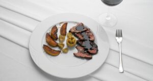 Tagliata di struzzo con carciofi e mela renetta all’aceto balsamico