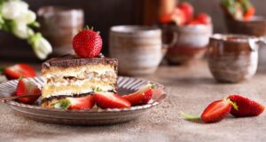 Millefoglie al cacao con salsa alle fragole