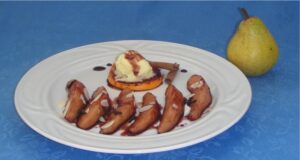 Pere al vino rosso con salsa caramello al vino