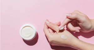 CURA NATURALE PER LE MANI SCREPOLATE