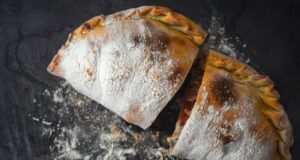 Calzone con mozzarella e prosciutto