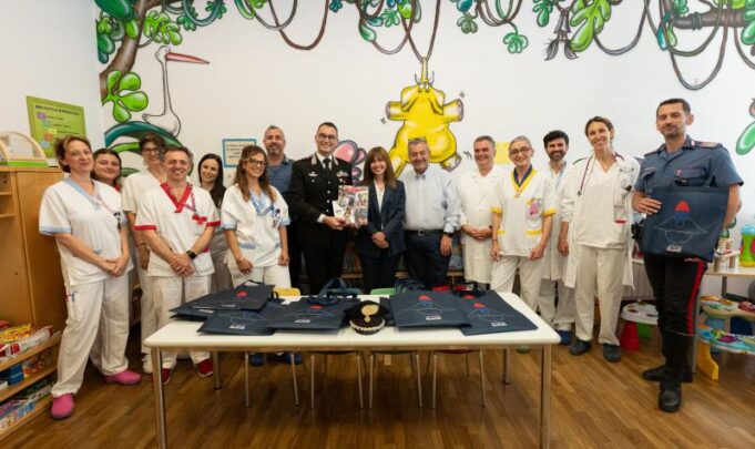 212° anniversario della fondazione dell’Arma dei Carabinieri: donati gadget ai bambini ricoverati in Pediatria